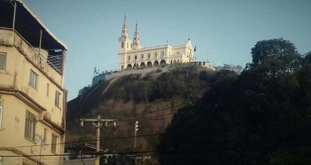 O internauta @leorocha.92 postou ontem uma foto da Igreja Nossa Senhora da Penha, na Zona Norte