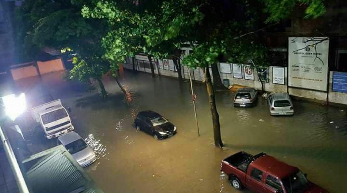 Ruas de Campos também sofreram com alagamentos após o temporal