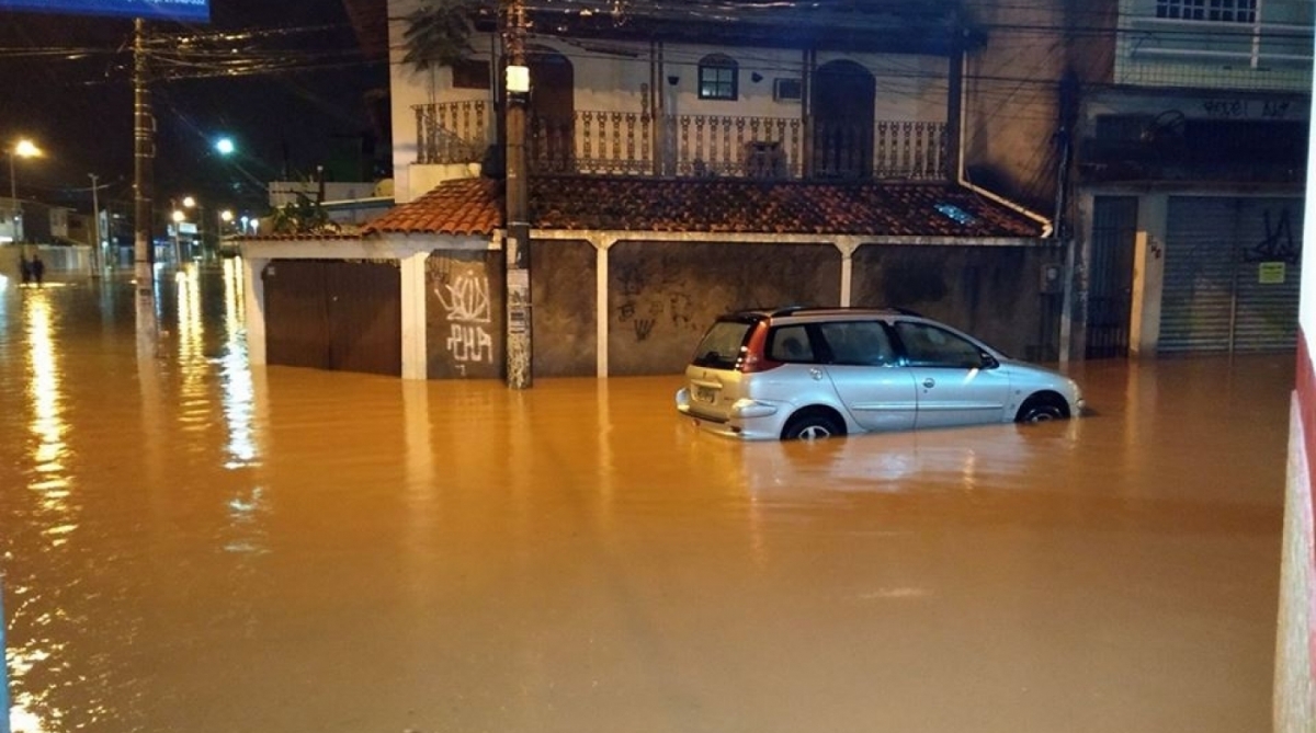 Carros ficaram no meio do alagamento em ruas de Macaé