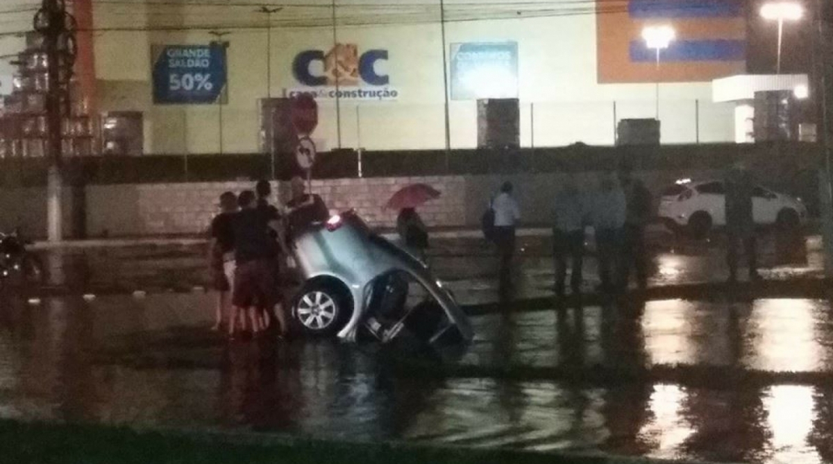 Carros caiu em buraco após rua de Macaé ser tomada pela água do temporal 