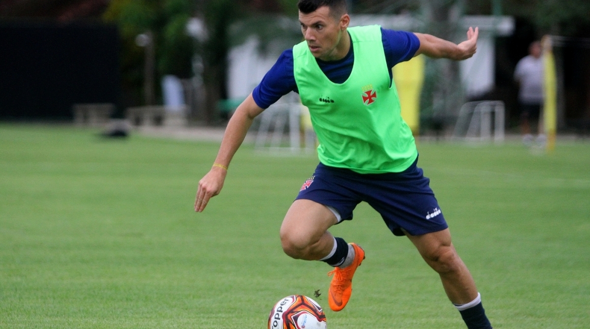 O meia Wagner, do Vasco, participa de treino no CFZ