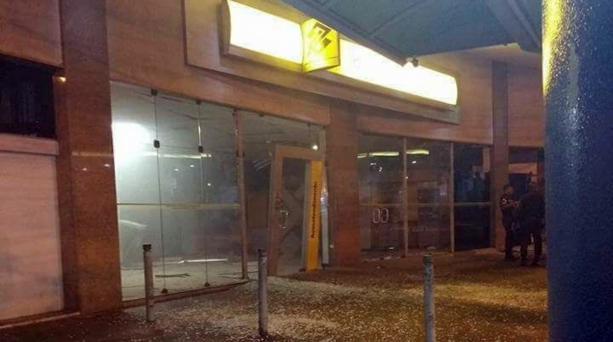 Bandidos explodem agência do Banco do Brasil na Penha