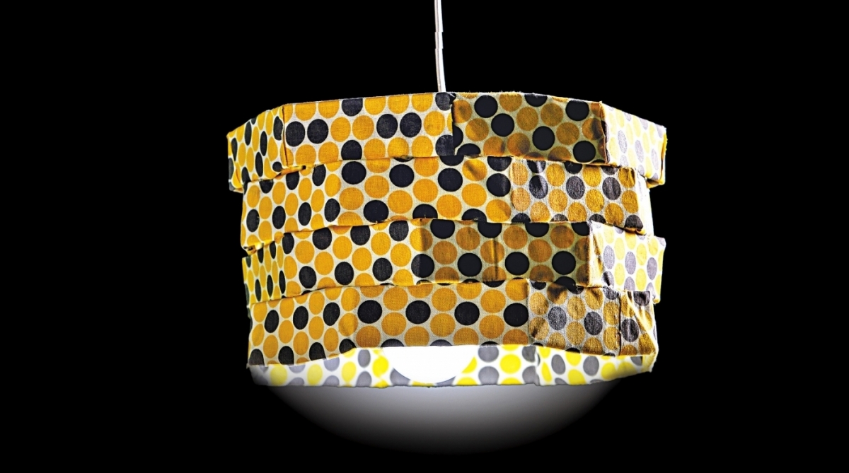 Luminária feita com reutilização de caixas de pizza - Luciano Belford