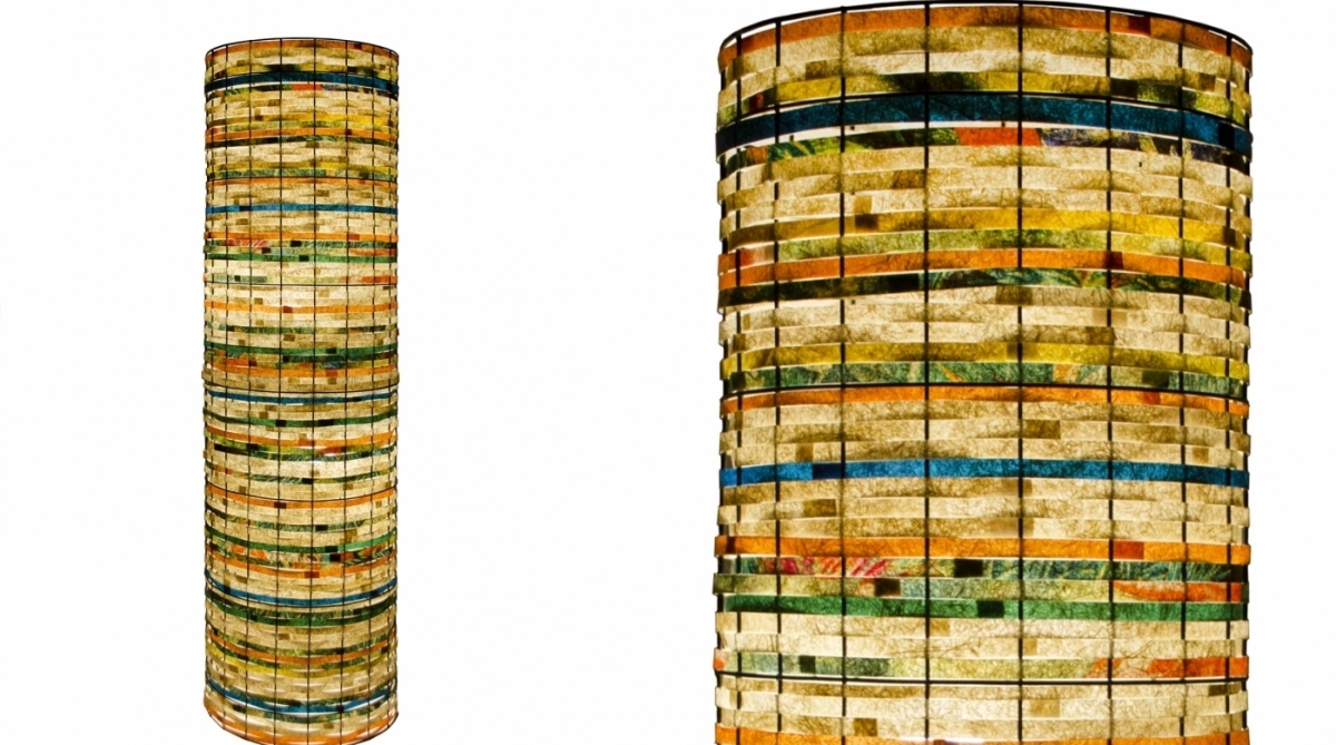 Belíssima luminária da Kaapora Design. A trama é feita com placas de fibras vegetais naturais, VegPlac. Estampada e tramada tira a tira por mulheres rurais. Custa R$ 508. 
www.kaaporadesign.com.br