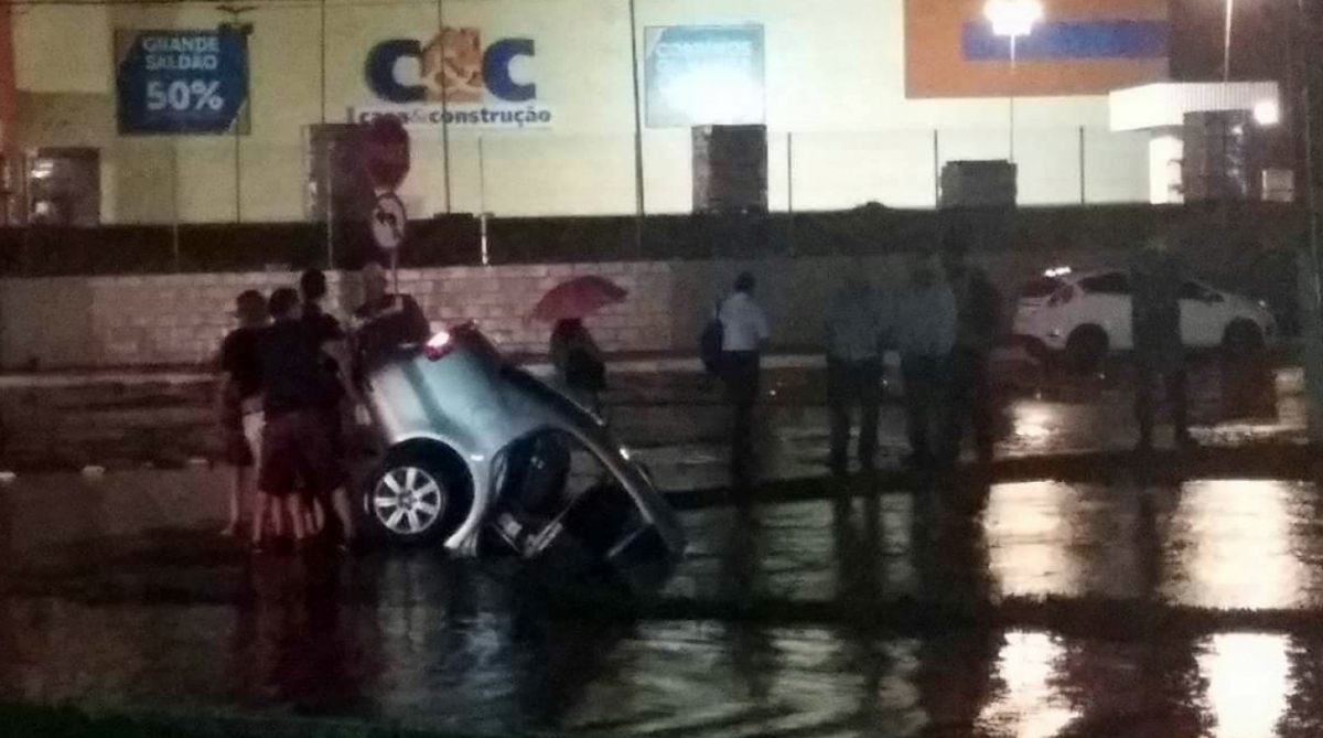 Carro cai dentro de valão em Macaé