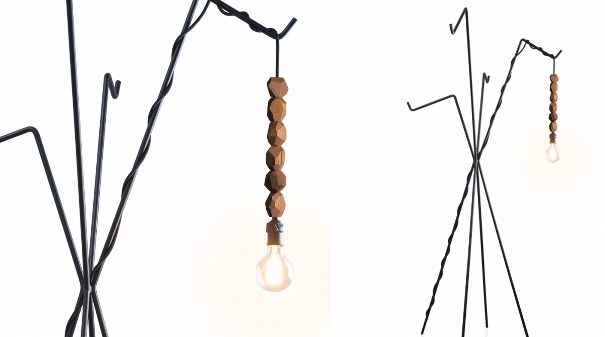 Feita de descartes de madeira e estrutura met&aacute;lica leve, a lumin&aacute;ria Joca se destaca pelo design. Tamb&eacute;m serve como cabideiro.  Na MUMA, por R$ 2.800. www.muma.com.br