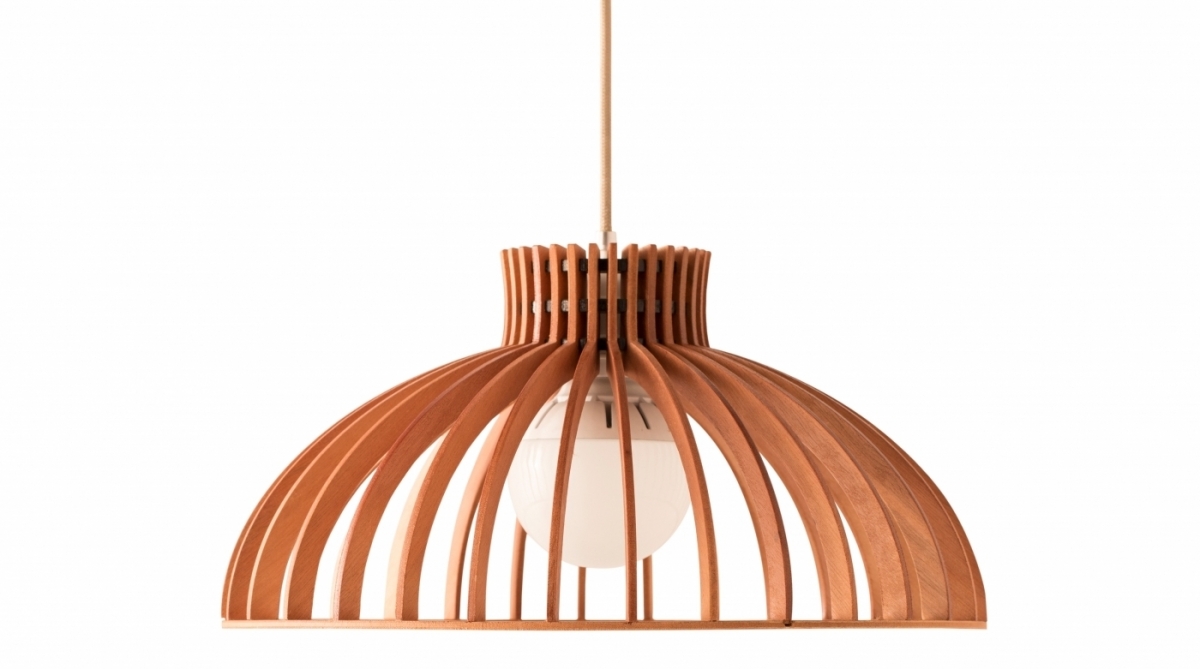 Produzida com madeira laminada, a lumin&aacute;ria Feixe, da Noc Noc, tem um design harmonioso e custa R$ 699. nocnoc.com.br