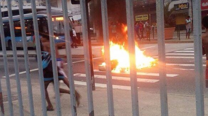 Manifestantes puseram fogo e fecharam a Rua C�ndido Ben�cio: protesto interrompeu o BRT