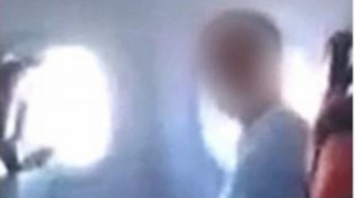 Passageiro foi flagrado se masturbando na poltrona do avi�o. V�deo viralizou na Internet