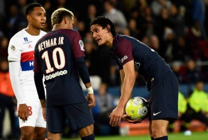 Cavani e Neymar discutem sobre quem deve bater a falta