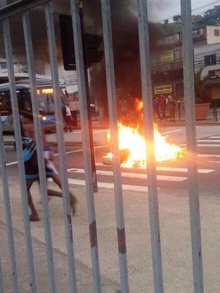 Manifestantes puseram fogo e fecharam a Rua C&acirc;ndido Ben&iacute;cio: protesto interrompeu o BRT