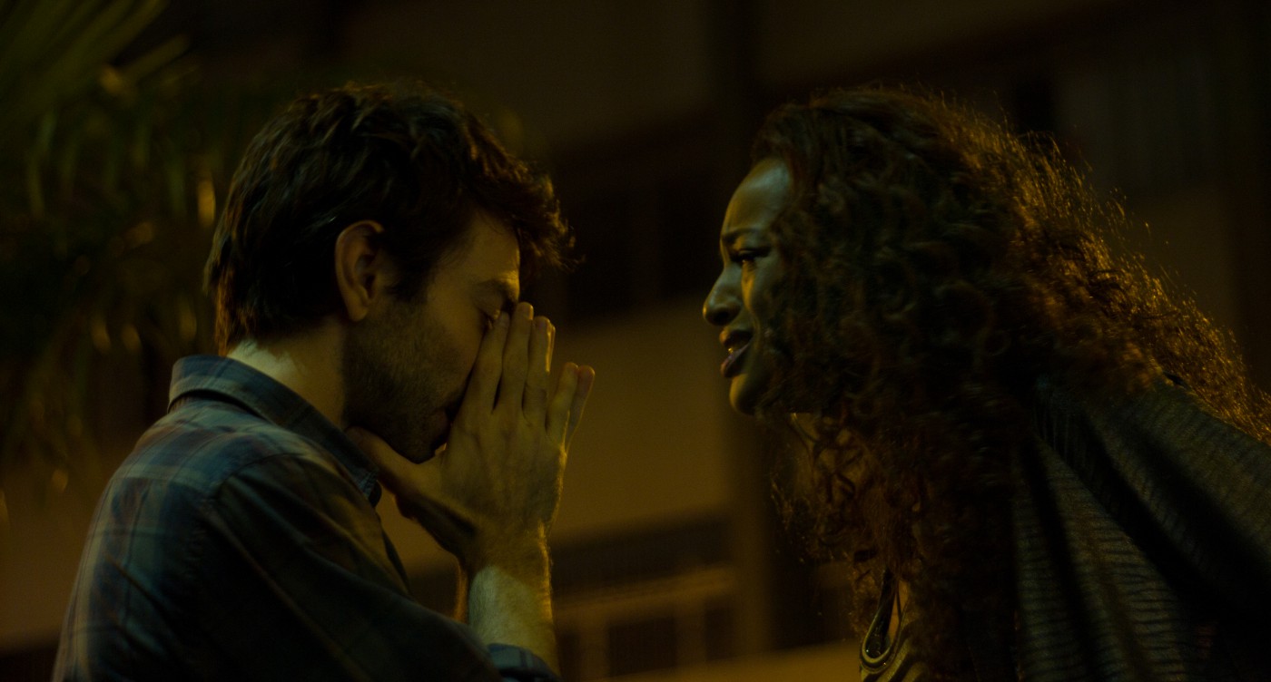 A atriz com Rodrigo Pandolfo em 'Rua Augusta', produção da Amazon - Ariela Bueno/Divulgação