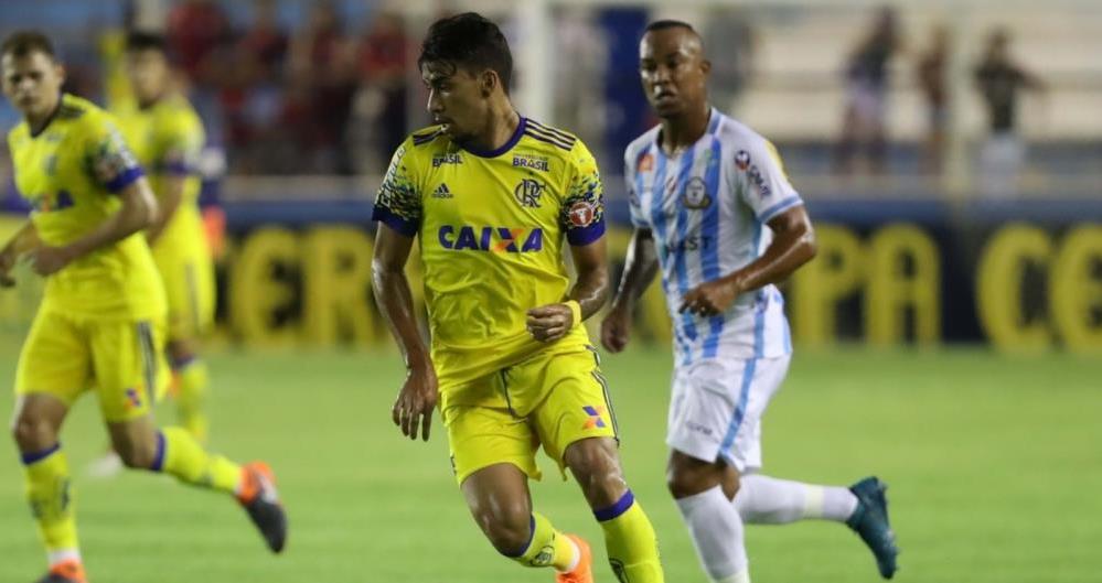 Lucas Paquetá em campo contra o Macaé