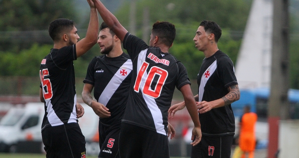 Autor do primeiro gol do Vasco, Evander (10) festeja com Andrey e Des�bato: aquecimento para ter�a-feira