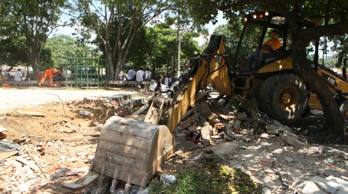 Órgãos da Prefeitura fazem ação na Praça Miami um dia após demolição de quiosques que gerou revolta de moradores