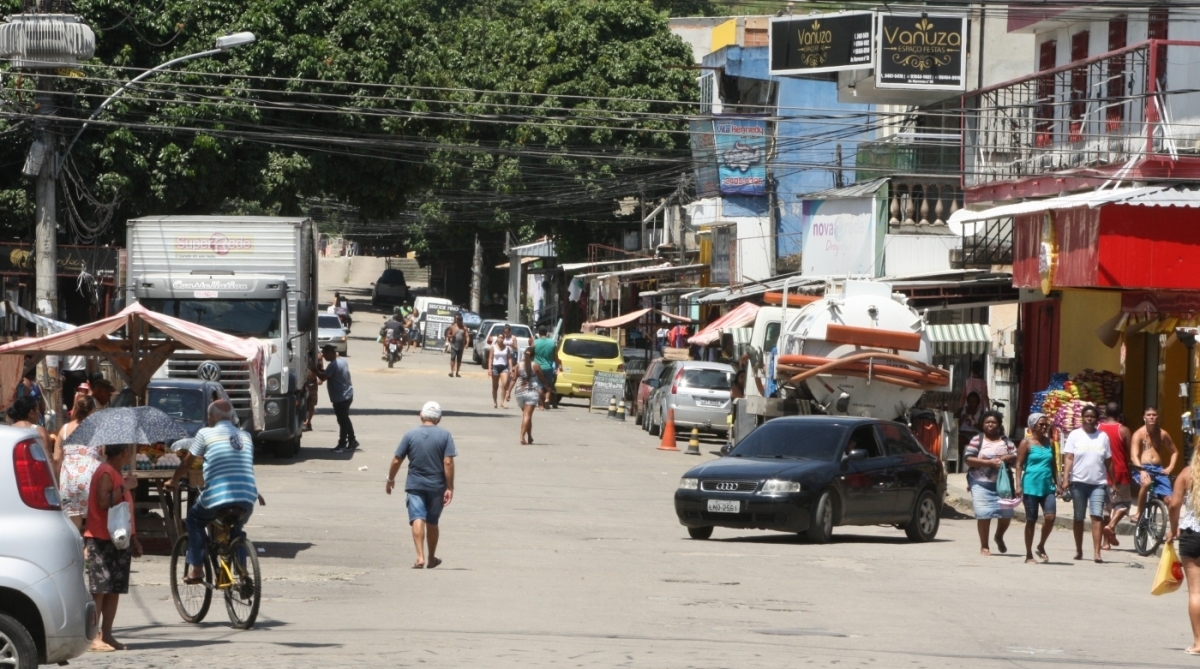 Órgãos da Prefeitura fazem ação na Praça Miami um dia após demolição de quiosques que gerou revolta de moradores
