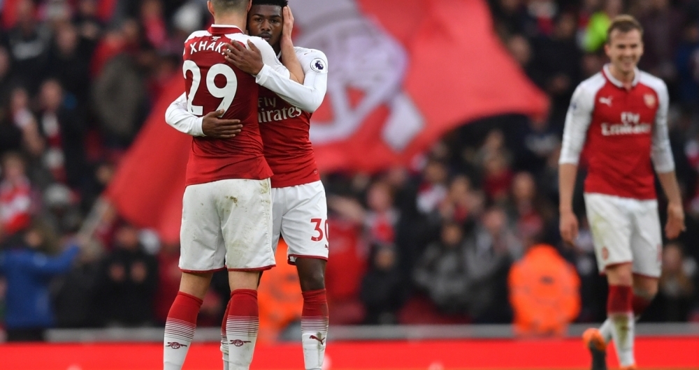 Arsenal vence e espante m� fase