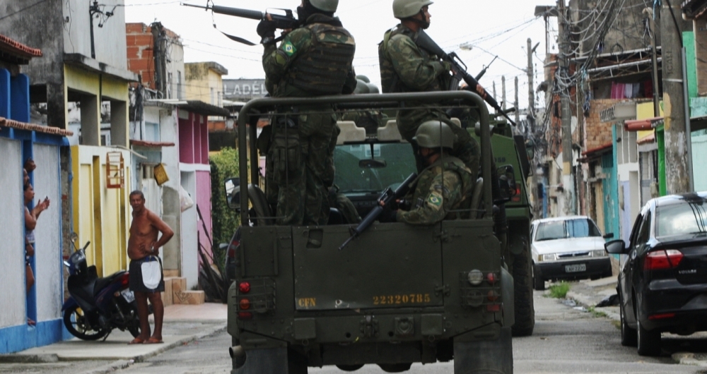 Militares das For�as Armadas em patrulamento na Vila Kennedy