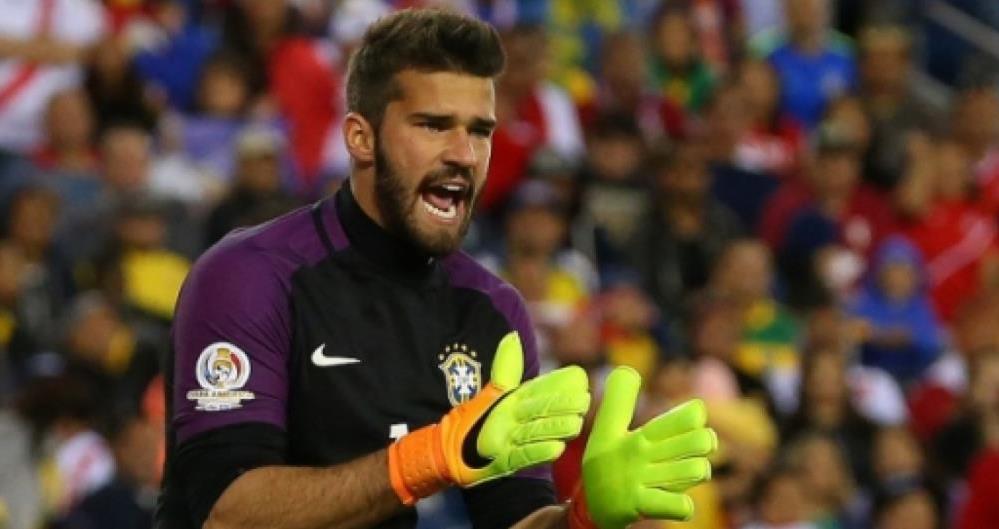 Alisson com a camisa da sele��o brasileira