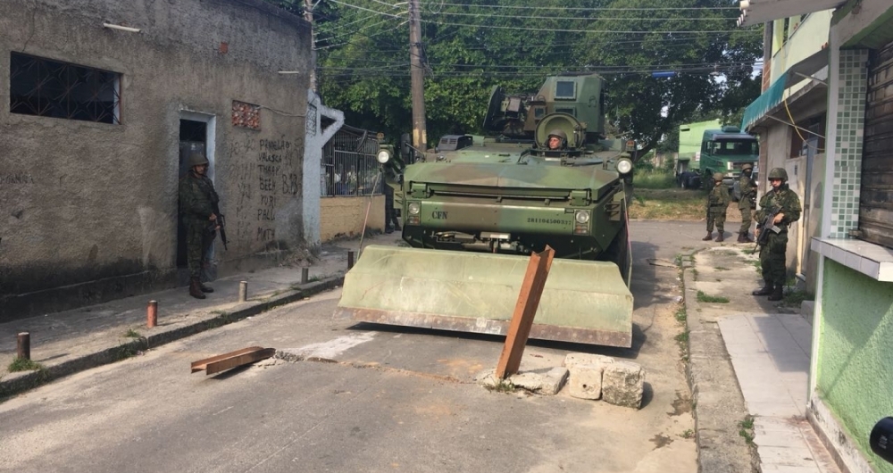 Militares derrubaram barreiras na Vila Kennedy