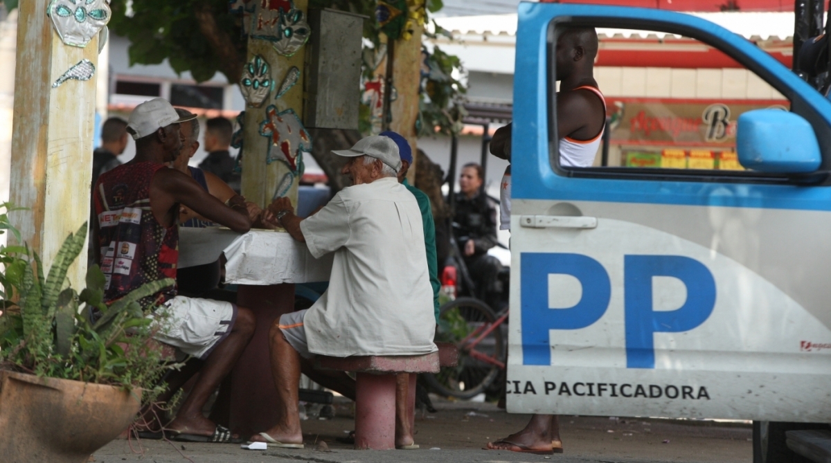 Manh&atilde; de s&aacute;bado na Vila Kenedy,com incurs&atilde;o das For&ccedil;as Armadas e recadastramento na Associa&ccedil;&atilde;o de Moradores,de comerciantes que perderam os seus quiosques.                