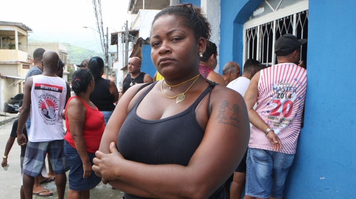 Manhã de sábado na Vila Kenedy,com incursão das Forças Armadas e recadastramento na Associação de Moradores,de comerciantes que perderam os seus quiosques.