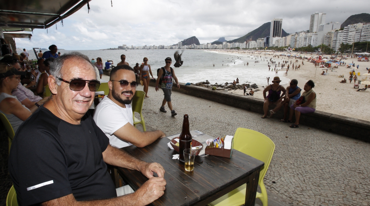 2018-03-11 - Relat&oacute;rio de pesquisa da ESPM e Riotur aprova os quesitos Seguran&ccedil;a e Entrentenimento do Rio de Janeiro. Na imagem, o mineiro Francisco (esq) opina sobre o resultado do relat&oacute;rio. Foto de Alexandre Brum / Ag&ecirc;ncia O Dia - CIDADE RIO DE JANEIRO PESQUISA