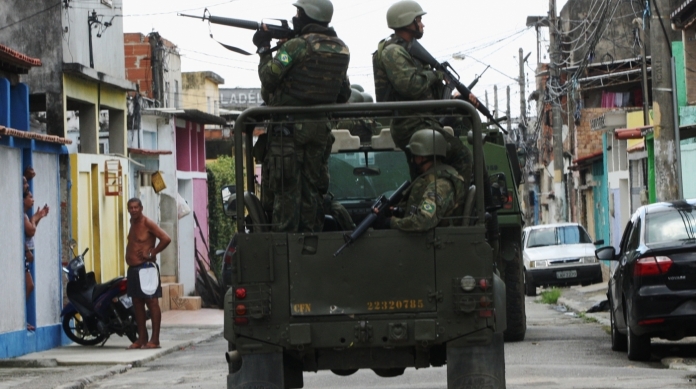 Militares das For�as Armadas patrulharam ontem a Vila Kennedy
