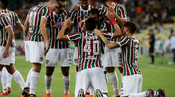 O zagueiro Reginaldo se ajoelha ao comemorar o segundo gol do Fluminense sobre o Nova Igua�u