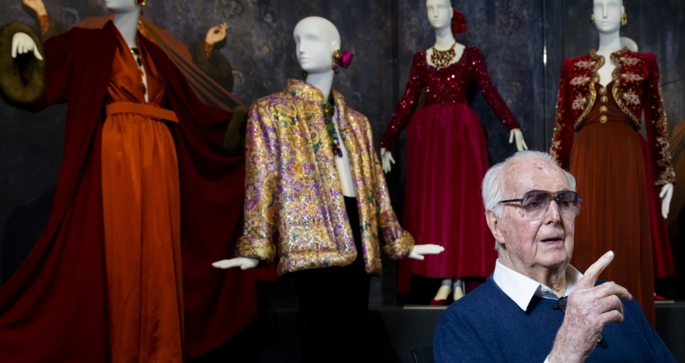 O estilista francês Hubert de Givenchy morre aos 91 anos. 