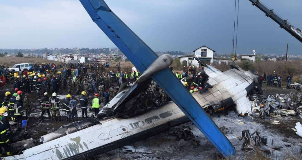 Ao menos 40 pessoas morreram e 23 ficaram feridas com a queda de um avião perto do aeroporto internacional de Katmandu. 