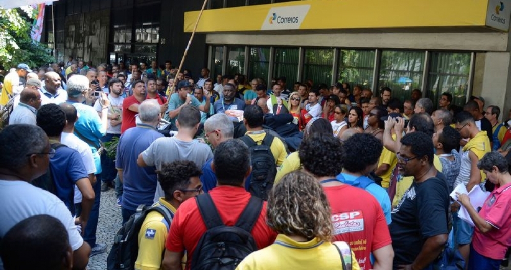 Rio de Janeiro - Funcion�rios dos Correios fazem manifesta��o em  frente ao edif�cio-sede da empresa, na Avenida Presidente Vargas, centro do Rio 