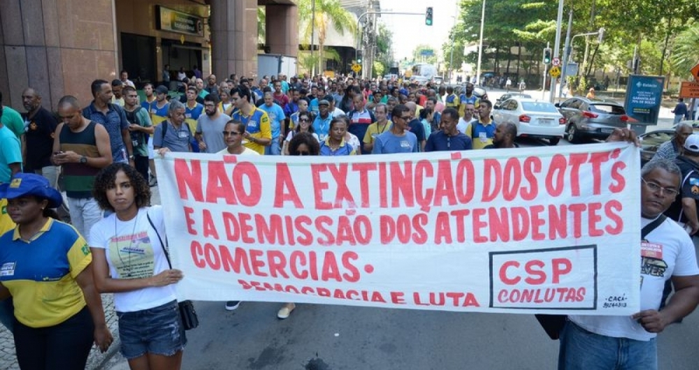 Funcion�rios dos Correios fizeram manifesta��o em frente ao edif�cio-sede da empresa, na Avenida Presidente Vargas, no Centro do Rio