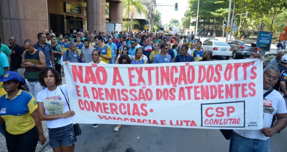 Funcion�rios dos Correios fizeram manifesta��o em frente ao edif�cio-sede, na Av. Presidente Vargas