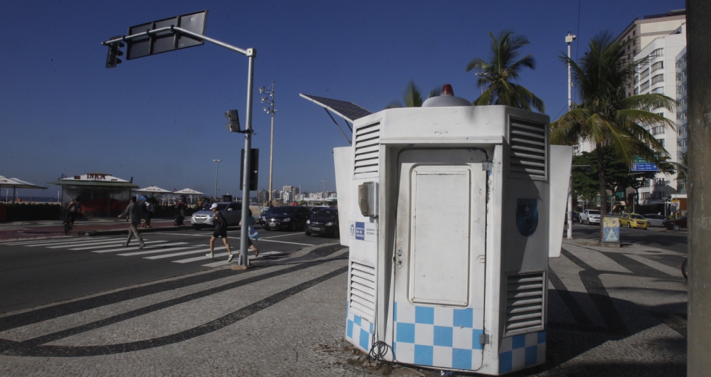 Cabine da PM na Avenida Atlântica foi alvejada. Apesar do susto, ninguém se feriu