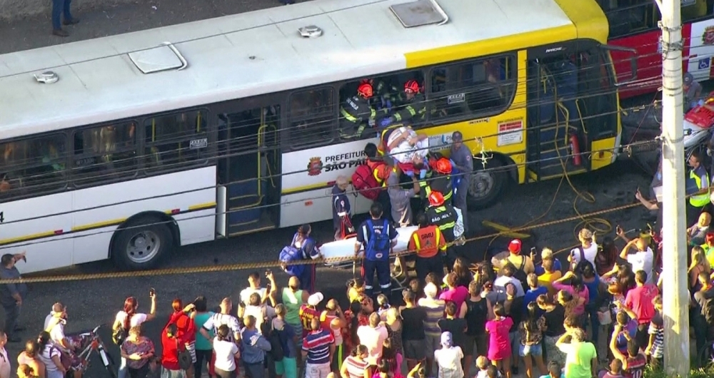 Motorista � socorrido pelo Corpo de Bombeiros.