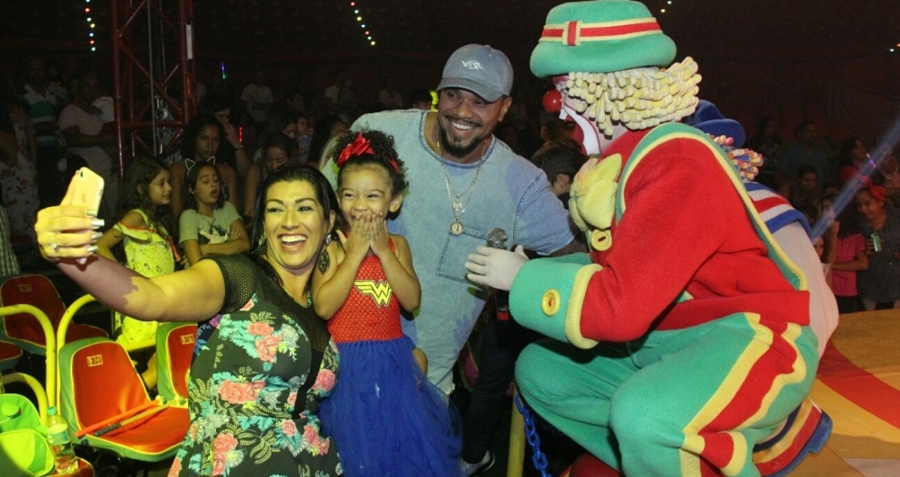 Naldo Benny e Moranguinho levam sua filha no Parque Patati Patata Circo Show, no Via Parque, na Barra 