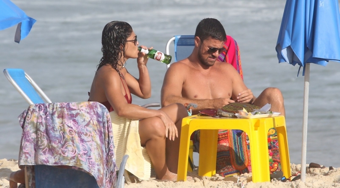 Juliana Paes curte dia de praia em fam�lia