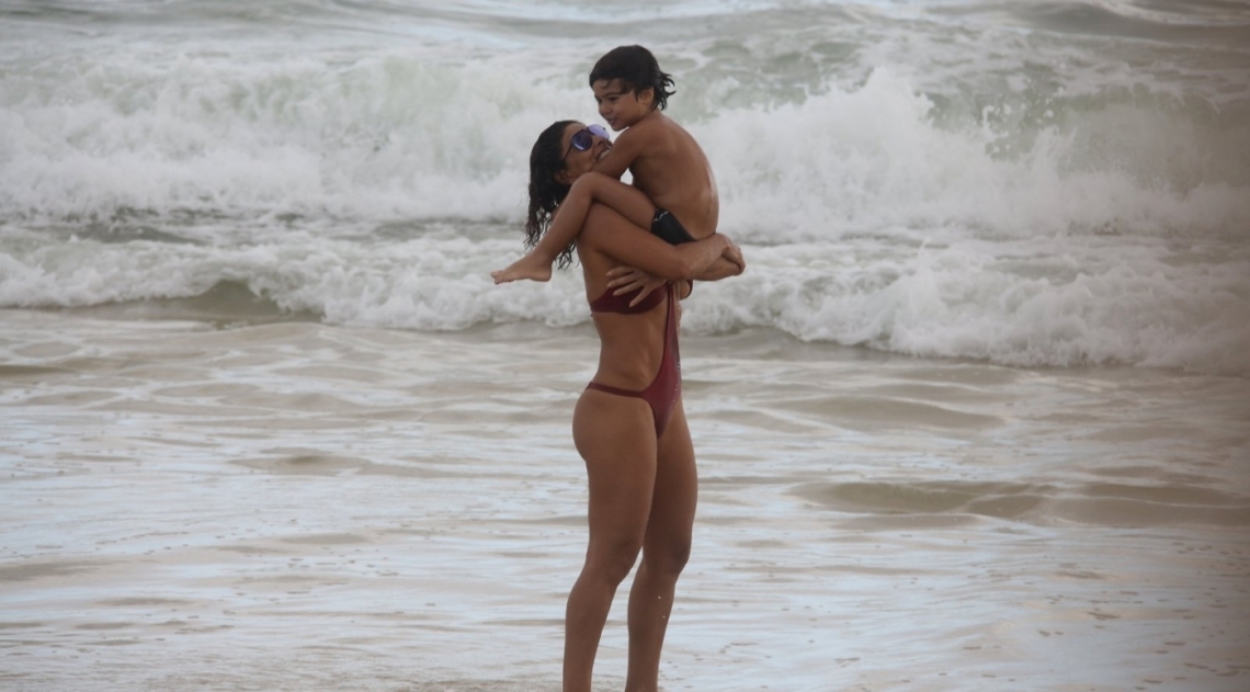 Juliana Paes curte dia de praia em fam�lia