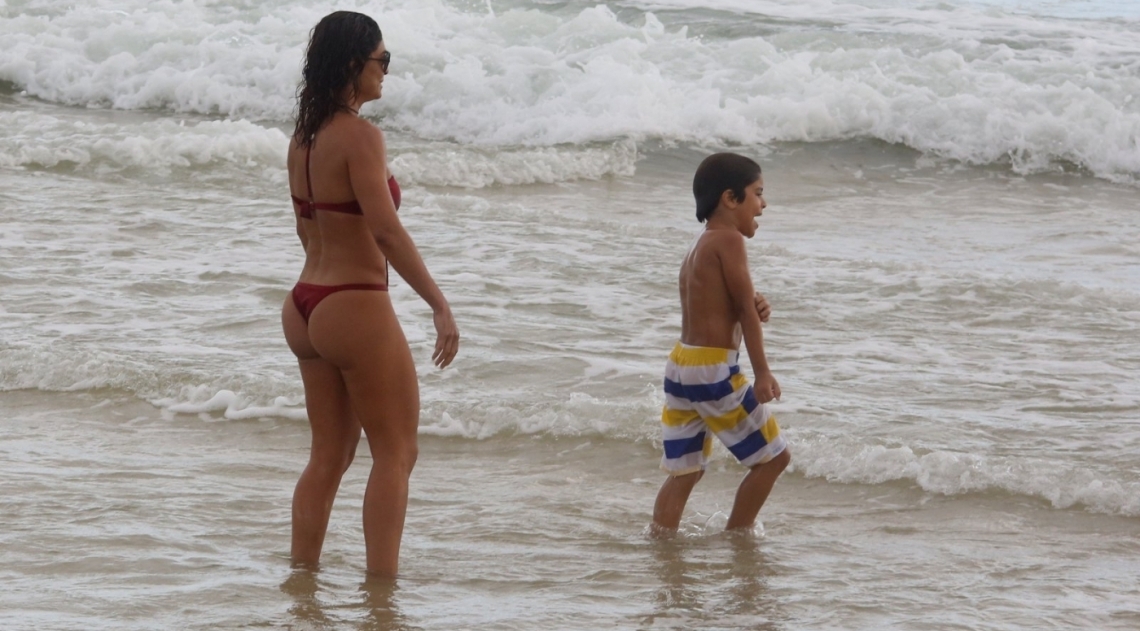 Juliana Paes curte dia de praia em fam�lia