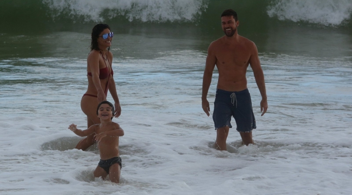 Juliana Paes curte dia de praia em fam�lia