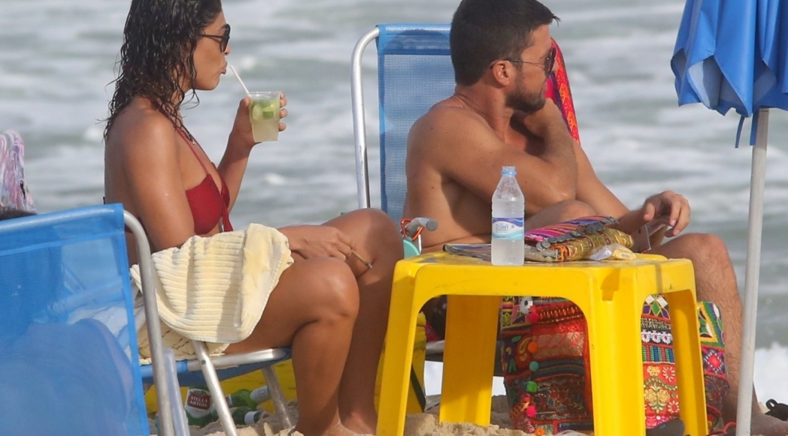 Juliana Paes curte dia de praia em fam�lia