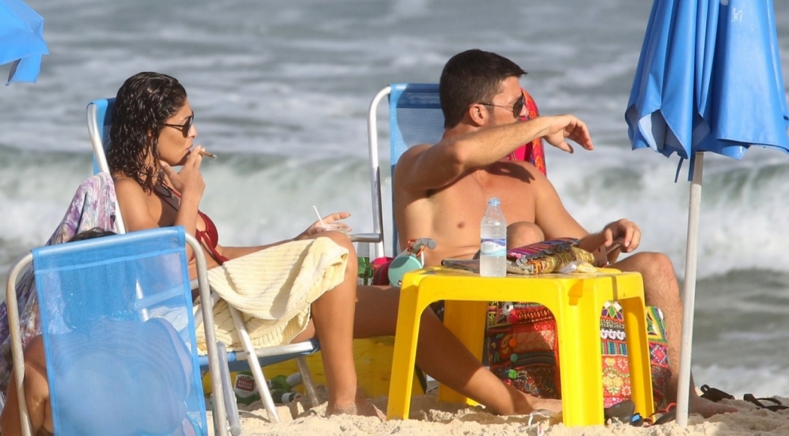 Juliana Paes curte dia de praia em fam�lia