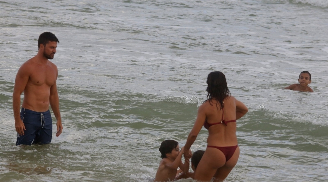 Juliana Paes curte dia de praia em fam�lia