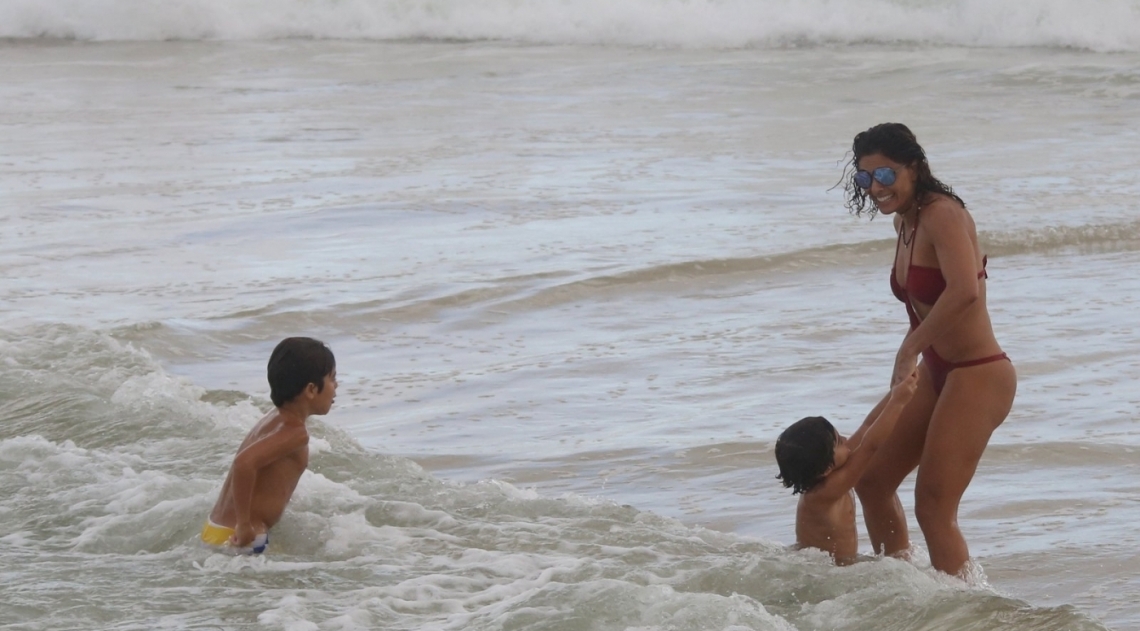 Juliana Paes curte dia de praia em fam�lia