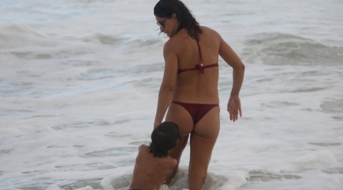 Juliana Paes curte dia de praia em fam�lia