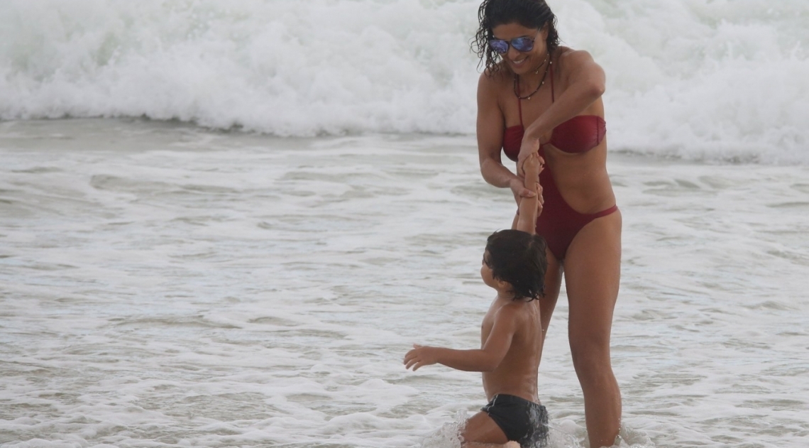 Juliana Paes curte dia de praia em fam�lia