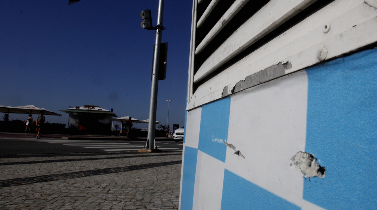 Cabine da Policia Militar  na Avenida Atlantica Zona Sul, foi atingida por tiros efetuados por bandidos em fuga logo ap&oacute;s praticarem assalto . Foto  Severido  Silva Agencia O Dia