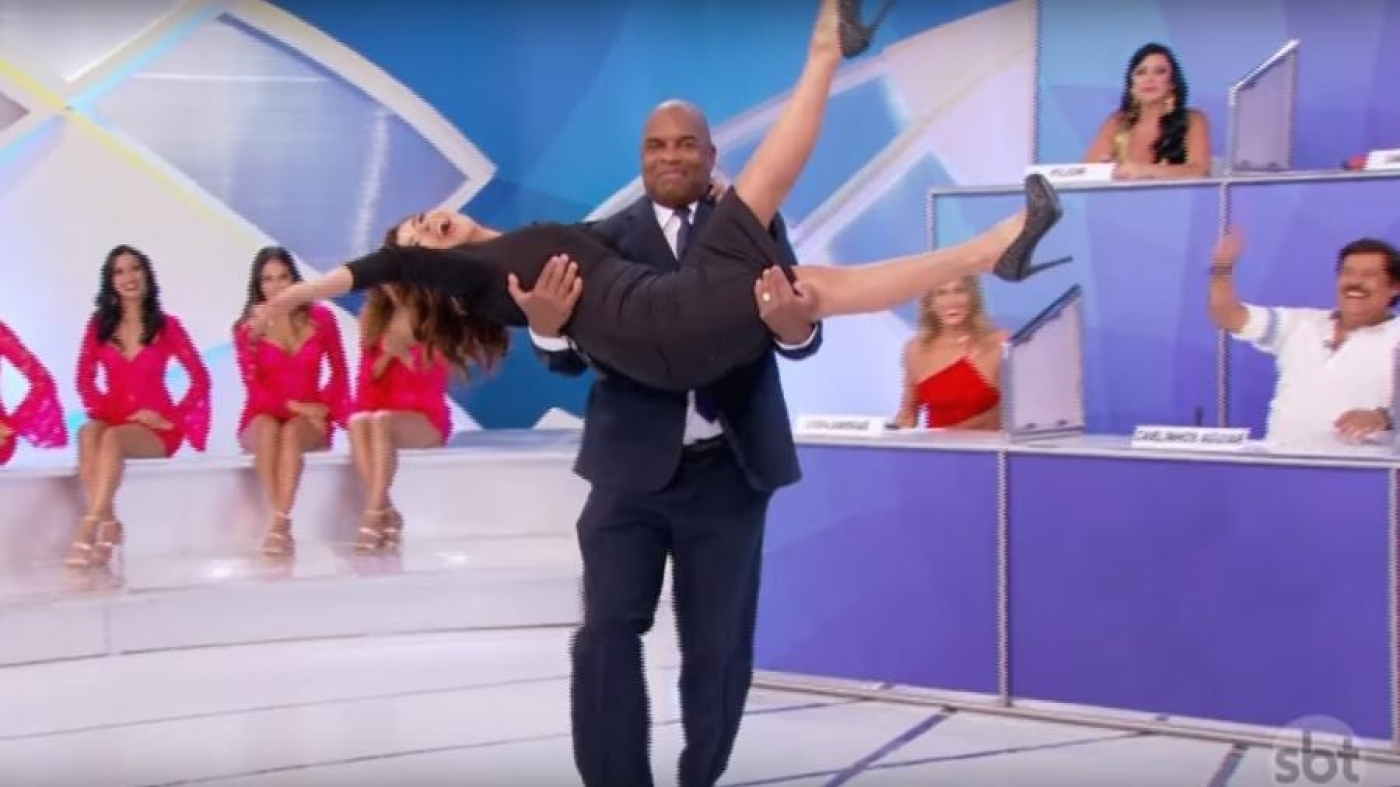 Mara Maravilha é retirada do estúdio por segurança - Reprodução