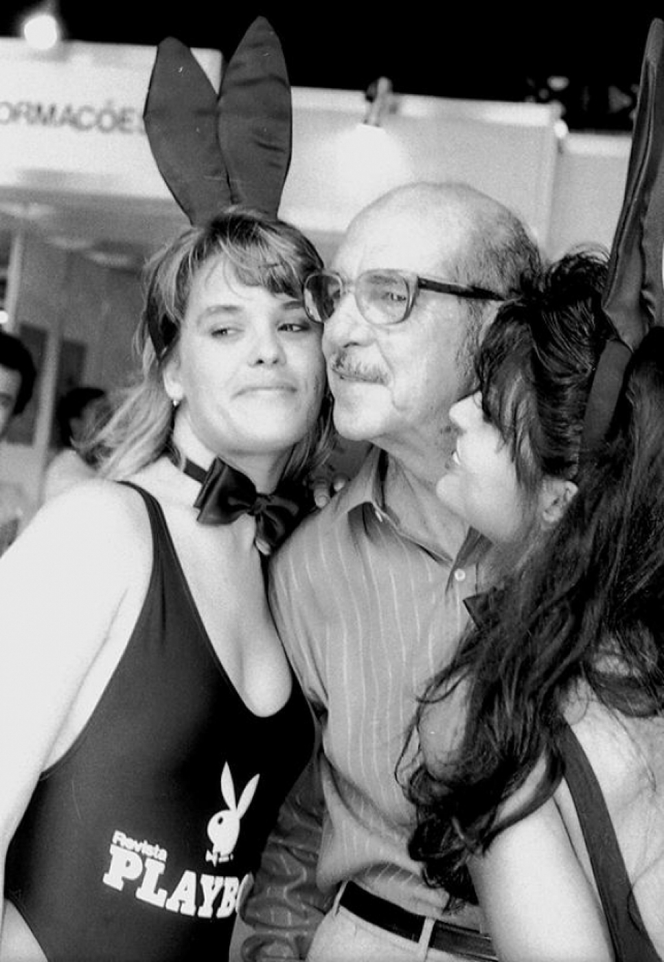 Alcides Caminha posa com as coelhinhas da Playboy em 1991. Só nesta data, numa reportagem do jornalista Juca Kfouri, foi revelado que o funcionário público e compositor era também o lendário Carlos Zéfiro, o autor dos catecismos, revistas de quadrinhos eróticos produzidas artesanalmente e vendidas às escondidas entre os anos 1950 e 1970. Caminha morreria no ano seguinte, em 1992. - Arquivo O DIA